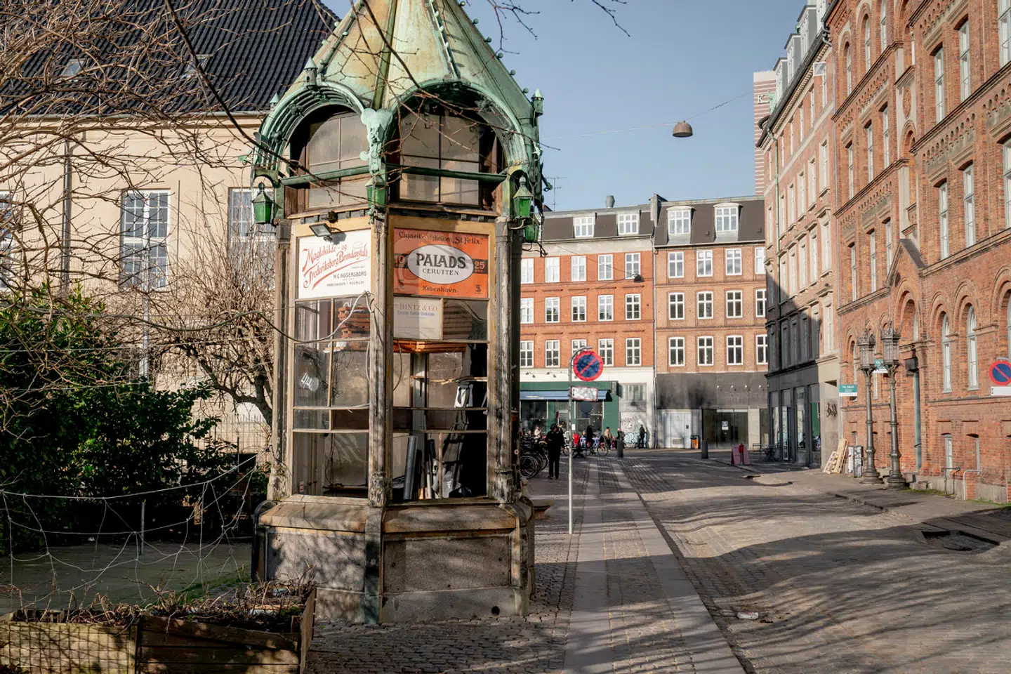 De andre resterende telefonkiosker i København er velholdte – men ikke denne.