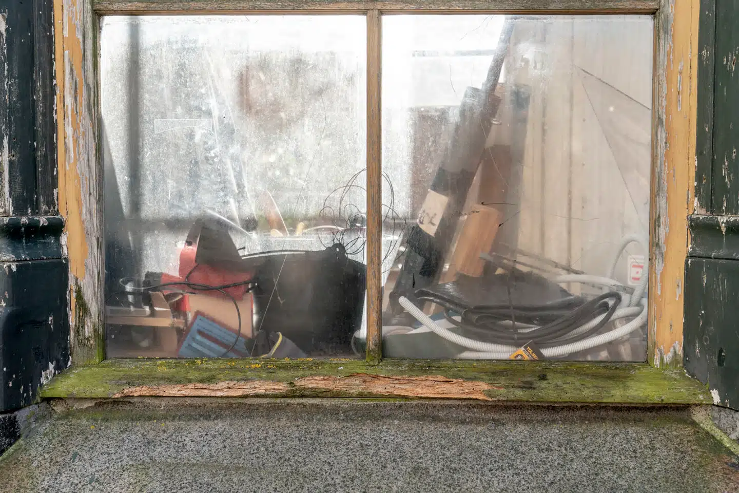 Den gamle telefonkiosk på Absalonsgade rådner op på Vesterbro.