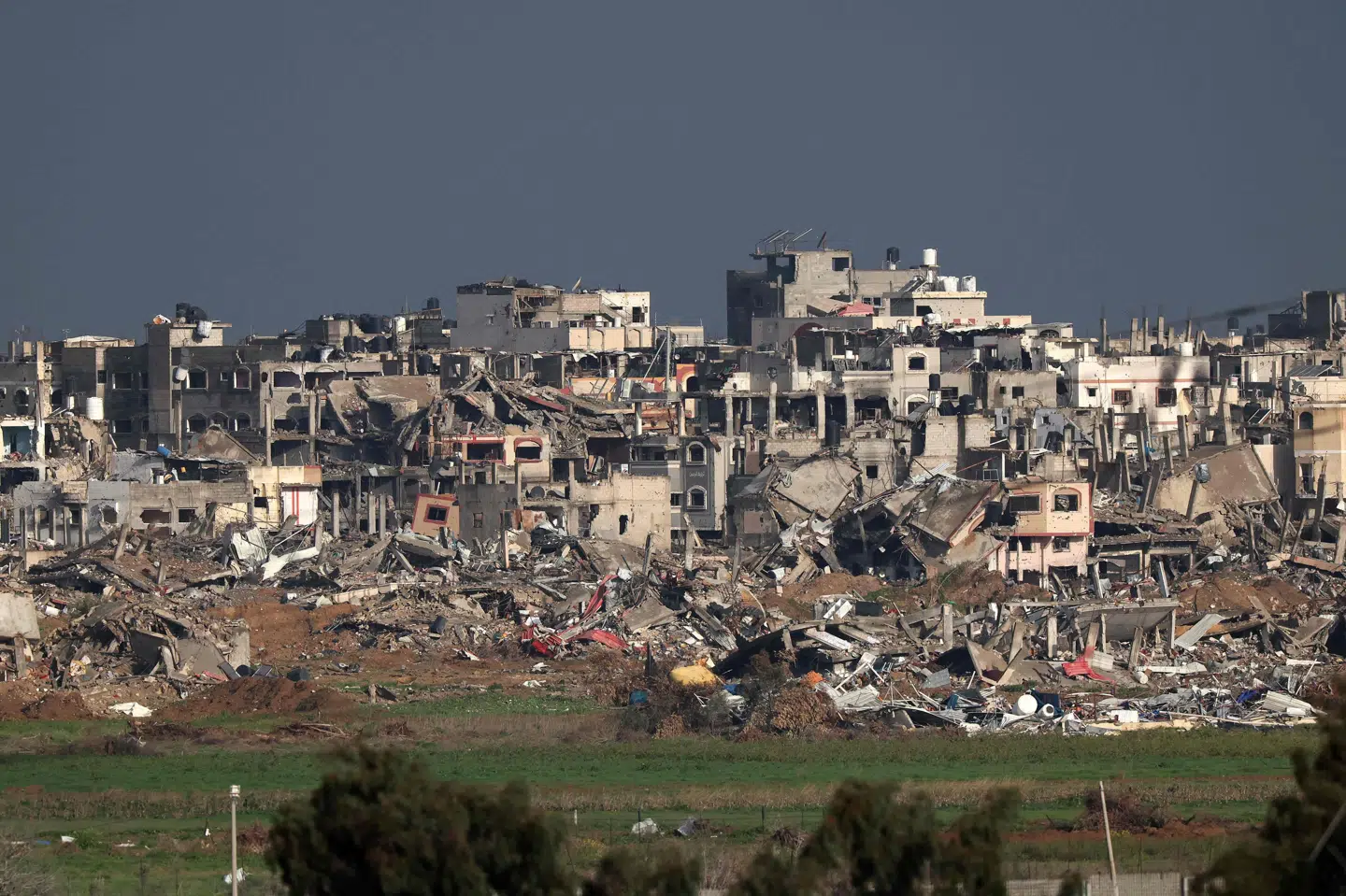 Et billede taget fra det sydlige Israel onsdag viser de store ødelæggelser i Gazastriben, som den israelske militæroffensiv har ført med sig. Ifølge myndighederne i Gaza er over 25.000 dræbt. Det har udløst opfordringer i nordiske lande til at nægte Israel deltagelse i Eurovision Song Contest.