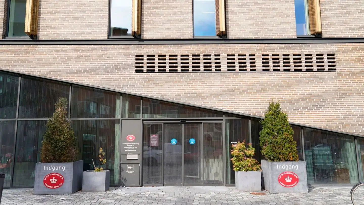 Den 42-årige kvinde nægtede sig skyldig i at have afpresset den utro ægtemand 300.000 kroner, da straffesagen onsdag blev indledt ved byretten på Frederiksberg.