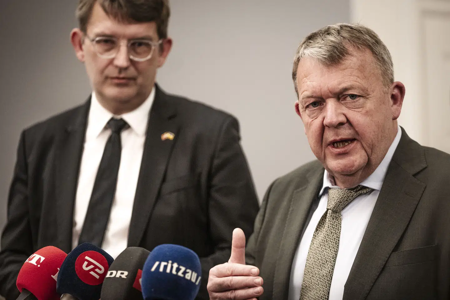 Forsvarsminister Troels Lund Poulsen (V) og Udenrigsminister Lars Løkke Rasmussen (M) sagde i midten af januar, at udsendelse af stabsofficer ville sende et stærkt signal om, at Danmark bakker op om USA-ledet indsats i Det Røde Hav. Nu er det vedtaget at sende en sådan afsted. (Arkivfoto).