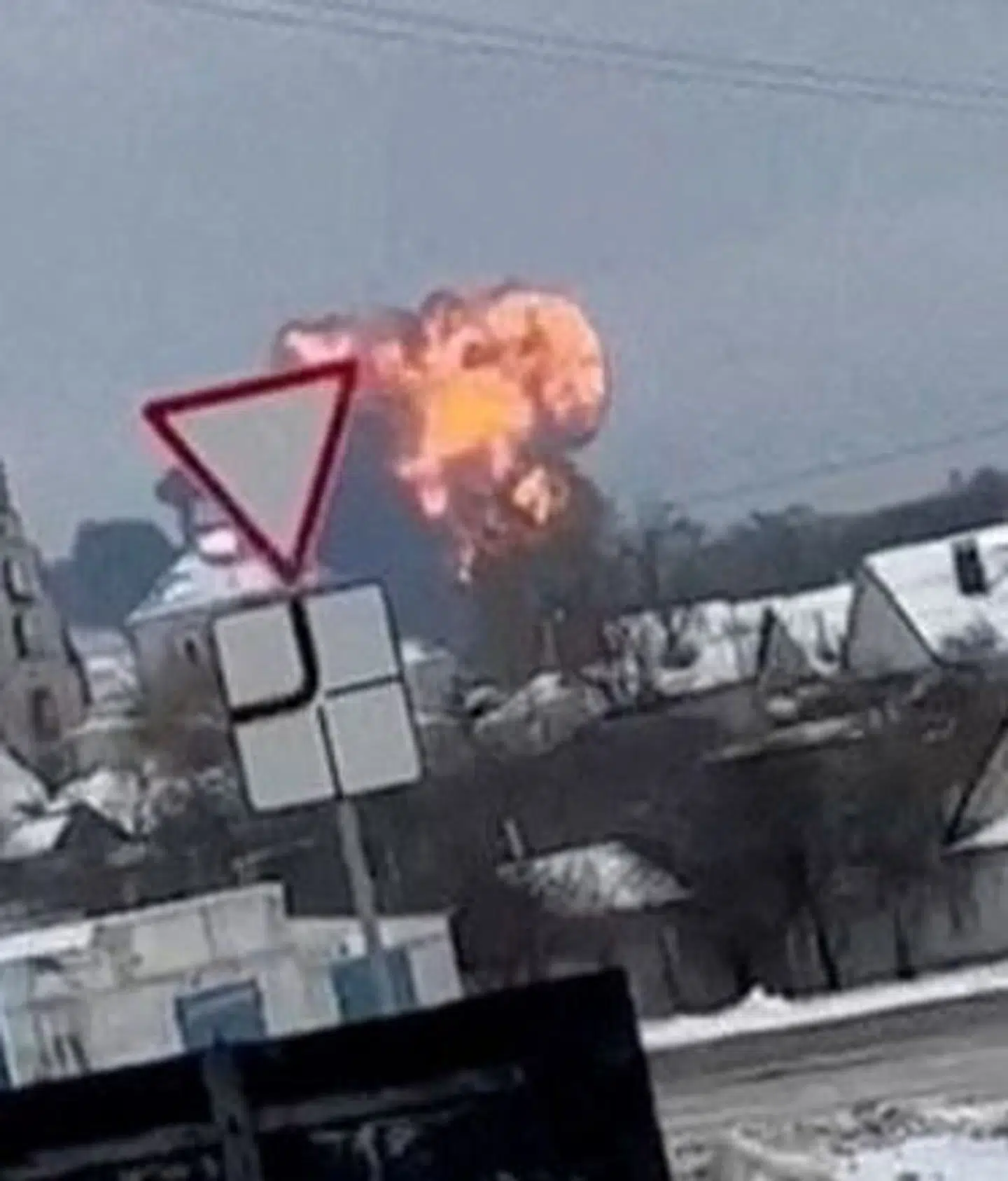 Et russisk militærfly styrtede onsdag ned ved Belgorod i Rusland.