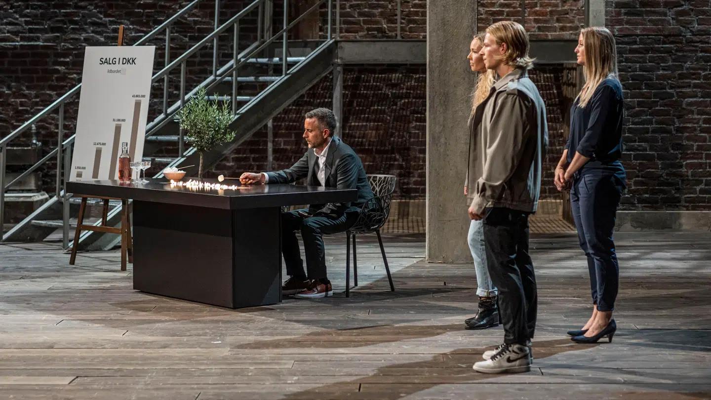 Her er det en anden af de daværende løver, Jacob Risgaard, der ser nærmere på et produkt fra Ildbordet i tv-programmet.