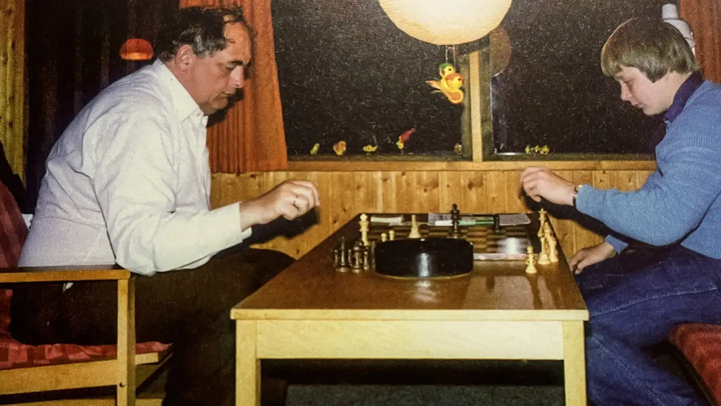Mogens Glistrup og Martin Ågerup spiller skak i 1981. Den 14-årige Ågerup tabte det år til Glistrup, der aldrig lod børnene vinde med vilje. Året efter vandt han over Glistrup.