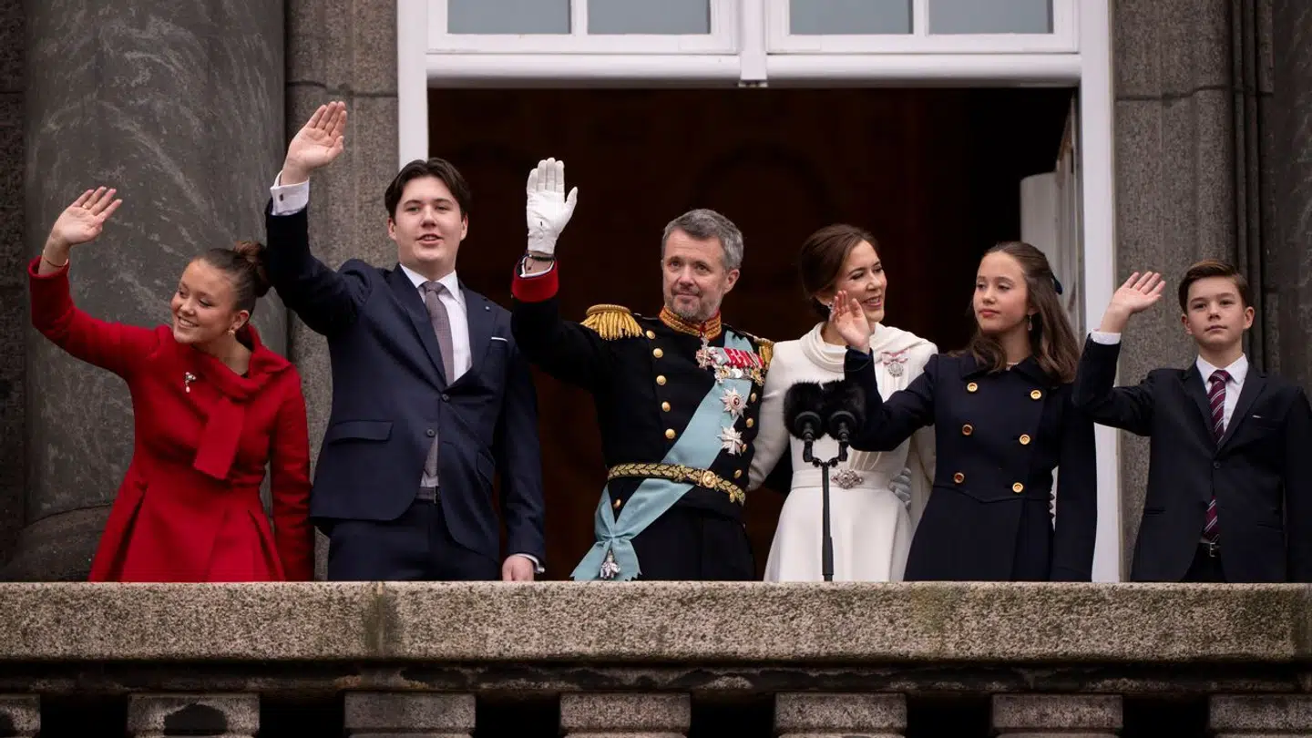 Kong Frederik X, dronning Mary, kronprins Christian, prinsesse Isabella, prinsesse Josephine og prins Vincent under proklamationen på Christiansborgs Slotsplads i København søndag den 14. januar 2024. Den 31. december 2023 meddelte dronningen, at hun abdicerer den 14. januar og at kronprinsen fra denne dag er Danmarks regent.. (Foto: Bo Amstrup/Ritzau Scanpix)