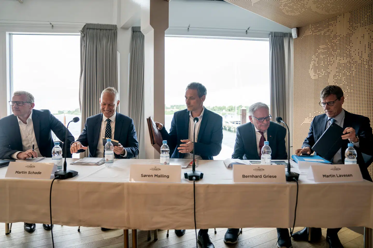 Magten går i arv på Harboes Bryggeri. Den øverste direktør er i dag Søren Malling (midten), mens Martin Schade (nr. to fra venstre) er nummer to i hierarkiet. Mallings svigerfar er den mangeårige direktør Bernd Griese (nr. to fra højre), som i dag er formand for bestyrelsen. Martin Schade er nevø til Grieses høje hånd igennem flere årtier, Ruth Schade. Hun sidder i øvrigt selv i bestyrelsen i dag.