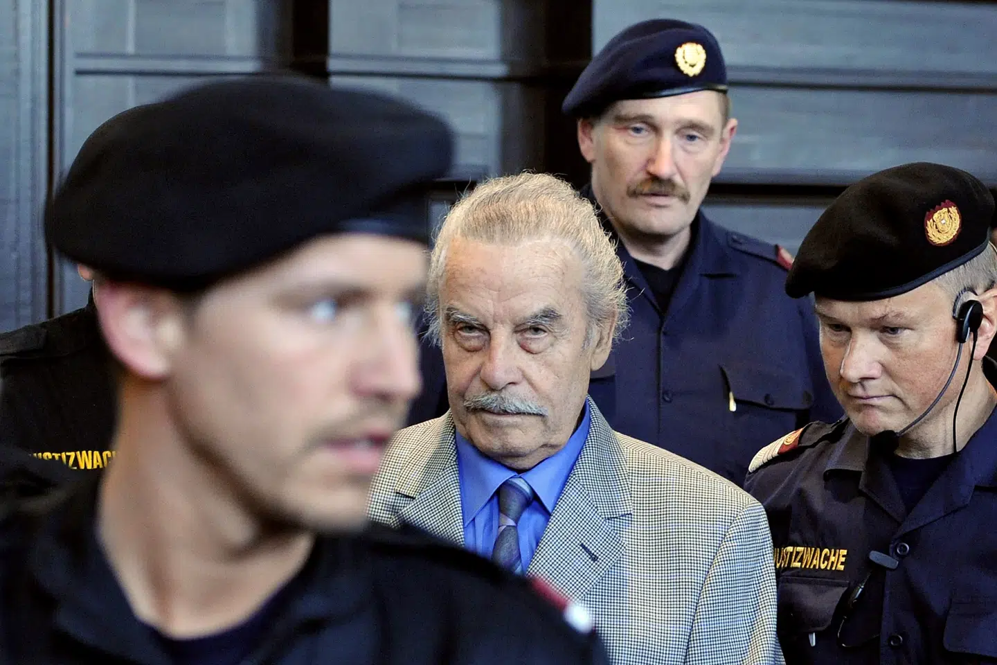 Josef Fritzl blev i marts 2009 idømt fængsel på livstid i en sag, der rystede Østrig og store dele af den øvrige verden. Fritzl blev kendt skyldig i at have holdt sin datter indespærret i kælderen i familiens hus i 24 år og have fået syv børn med hende. (Arkivfoto)