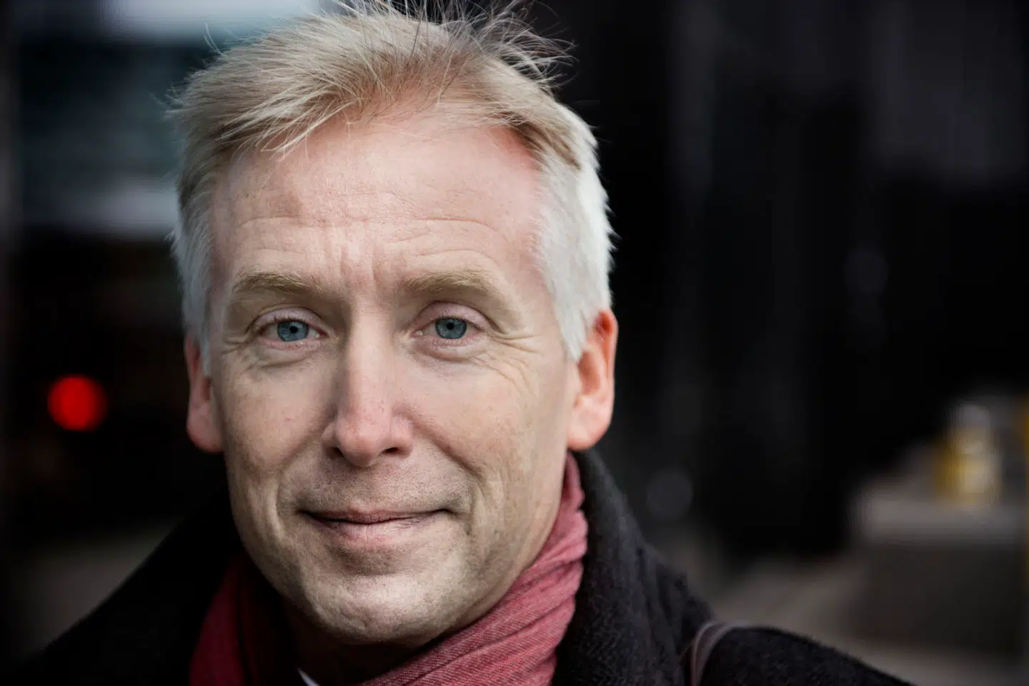 Jesper Lau Hansen, professor ved Københavns Universitet, forklarer, at børsnoterede virksomheder har pligt til at offentliggøre oplysninger, som ledelsen vurderer vil have en betydning for aktiekursen.