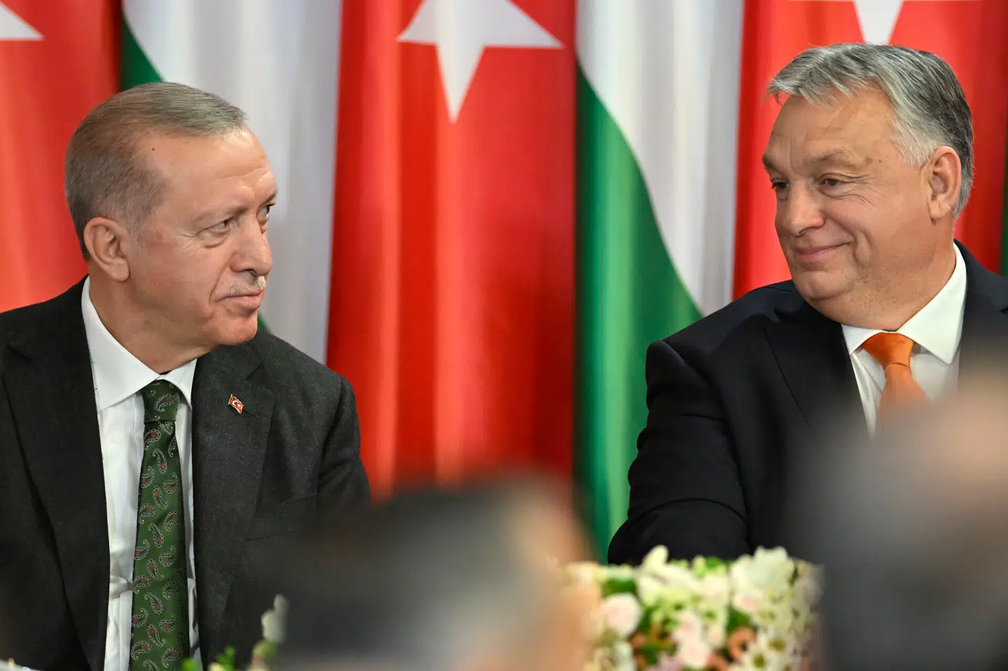 Særligt Tyrkiets præsident Recep Tayyip Erdogan (tv.) har gjort Sveriges NATO-ansøgning til en lang og pinefuld proces. Foto: Denes Erdos, Scanpix