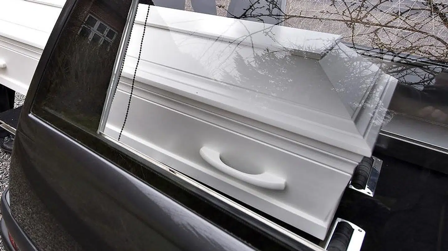 Arkivfoto. Rustvogn og kiste.