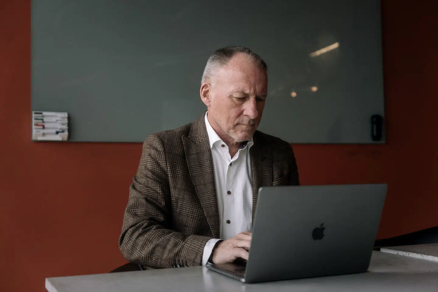 Jens Rom er direktør i SwipBox og er en af de seniorer, der er i fuld gang. Han er 68 år og har ingen umiddelbare planer om at stoppe. Han mener ikke, at det giver mening at sige, at man vil stoppe på arbejdsmarkedet i en bestemt alder.