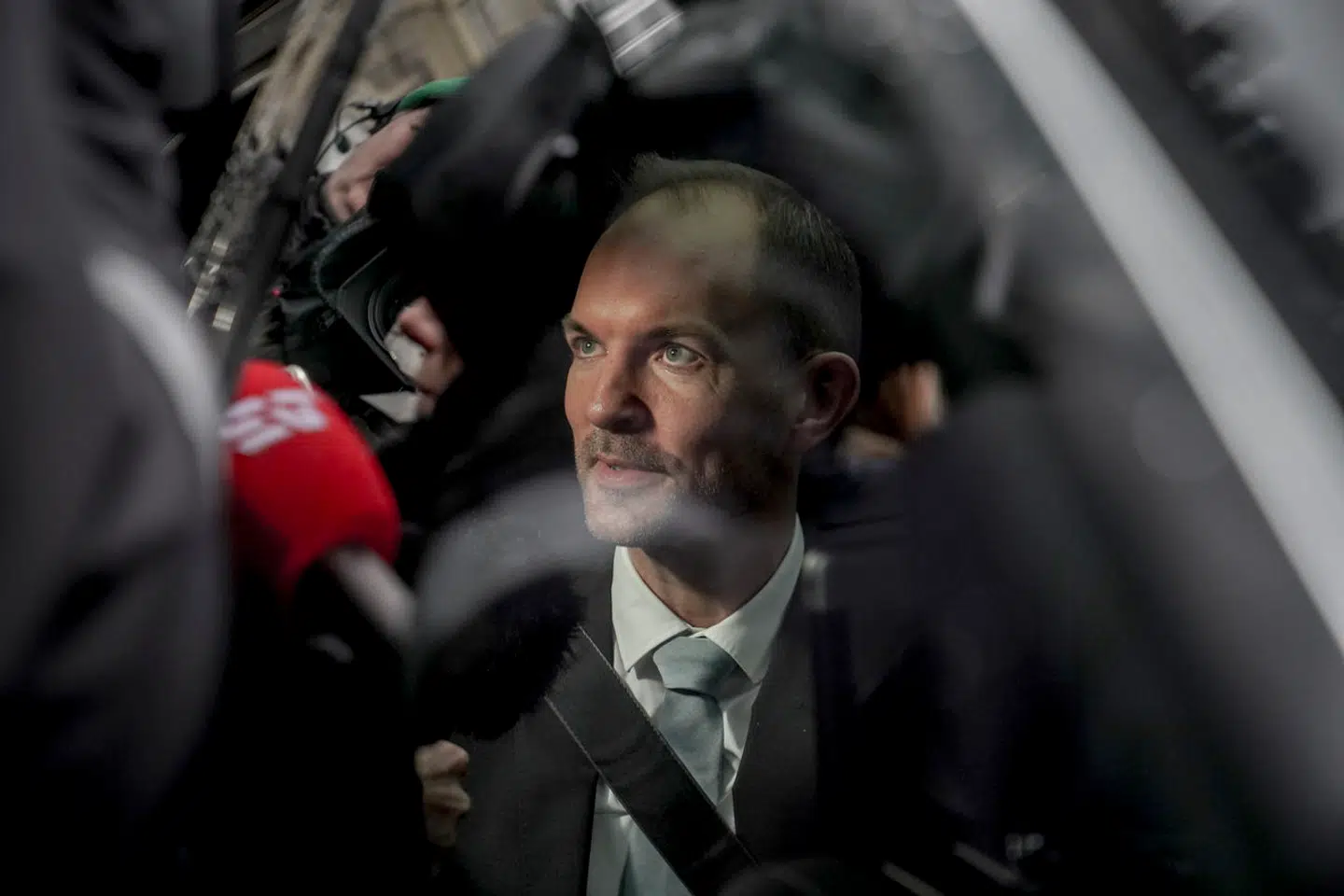 Bandeområdet hører sædvanligvis til under Justitsministeriet og Folketingets Retsudvalg. Men rocker- og bandemedlemmer i exitforløb har fået sløjfet gæld af Gældsstyrelsen, der sorterer under skatteminister Jeppe Bruus (S).