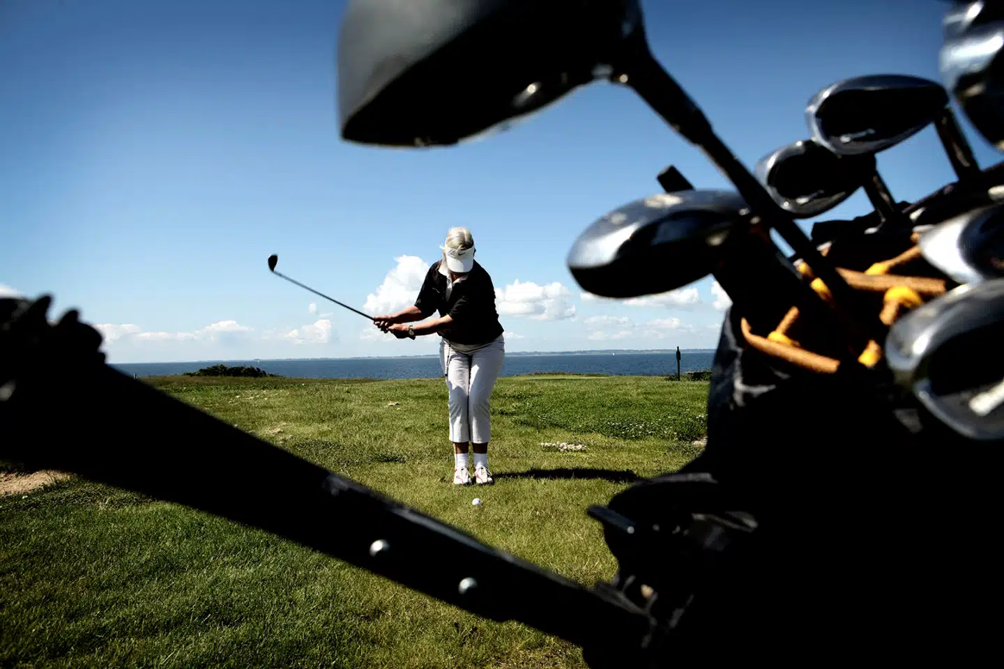 Der er mange aktive seniorer, der både når golf og arbejde. Ny analyse viser, at det går kraftigt frem med at få danskerne til at blive længere i jobbet. Den udvikling skal gerne fortsætte, men kommunikationsdirektør i pensionsselskabet Velliv, Jens Christian Nielsen, advarer om, at de unge generationer på et afgørende punkt kan få det dårligere end deres forældre.