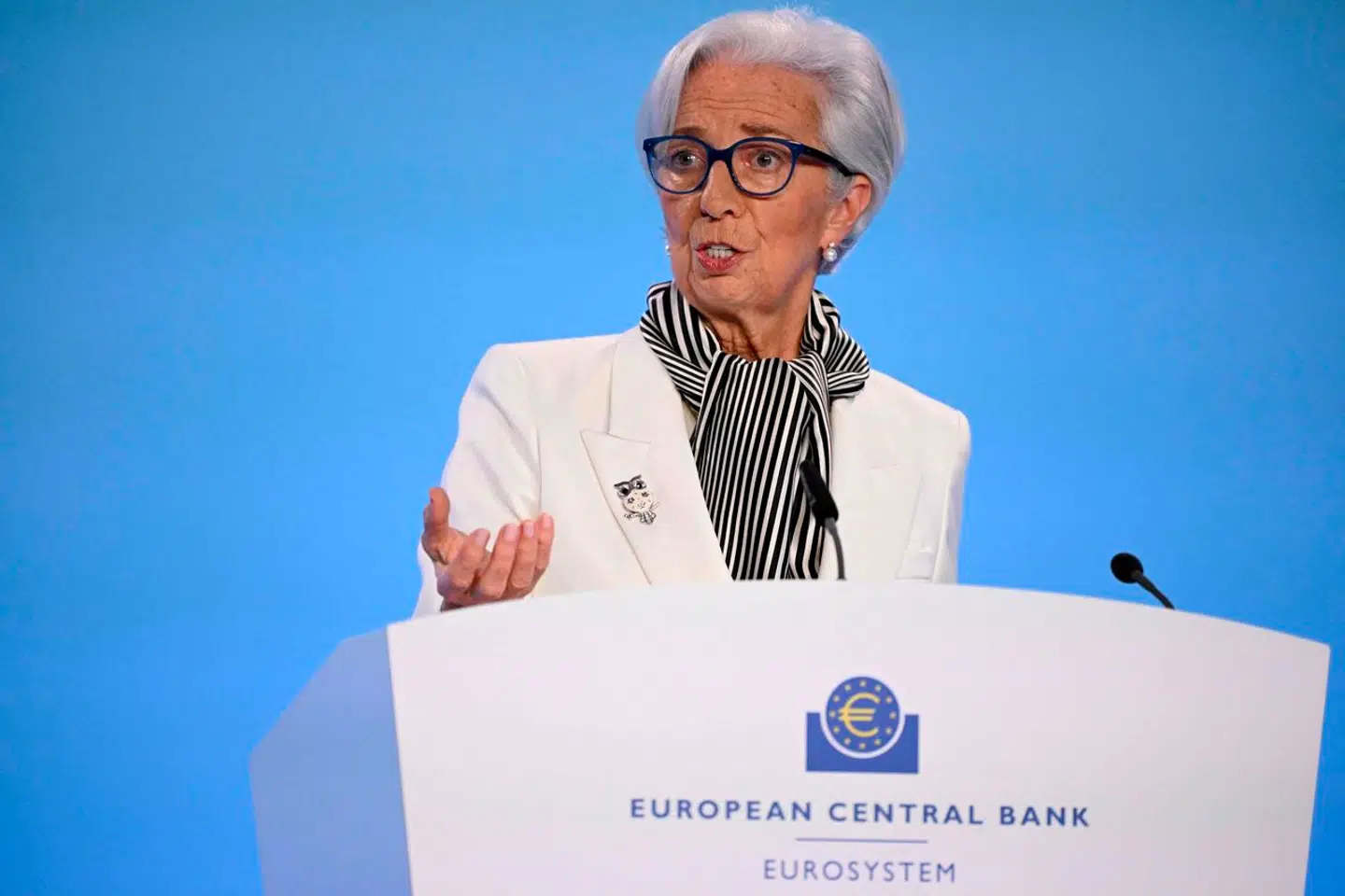 Centralbankchef Christine Lagarde forklarer baggrunden for at fastholde ECBs renter uændrede. Og traditionen tro tolker alverdens økonomer samtidig på baggrund af hendes udtalelser, hvornår der er udsigt til en renteændring.