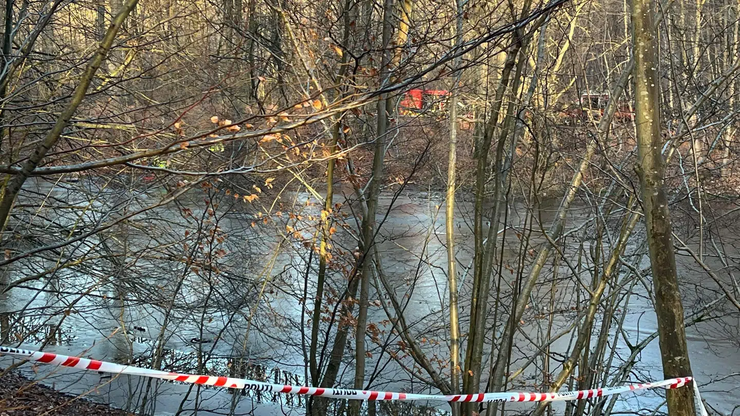 En afdød person blev torsdag eftermiddag fundet i en lille sø i udkanten af Hillerød.