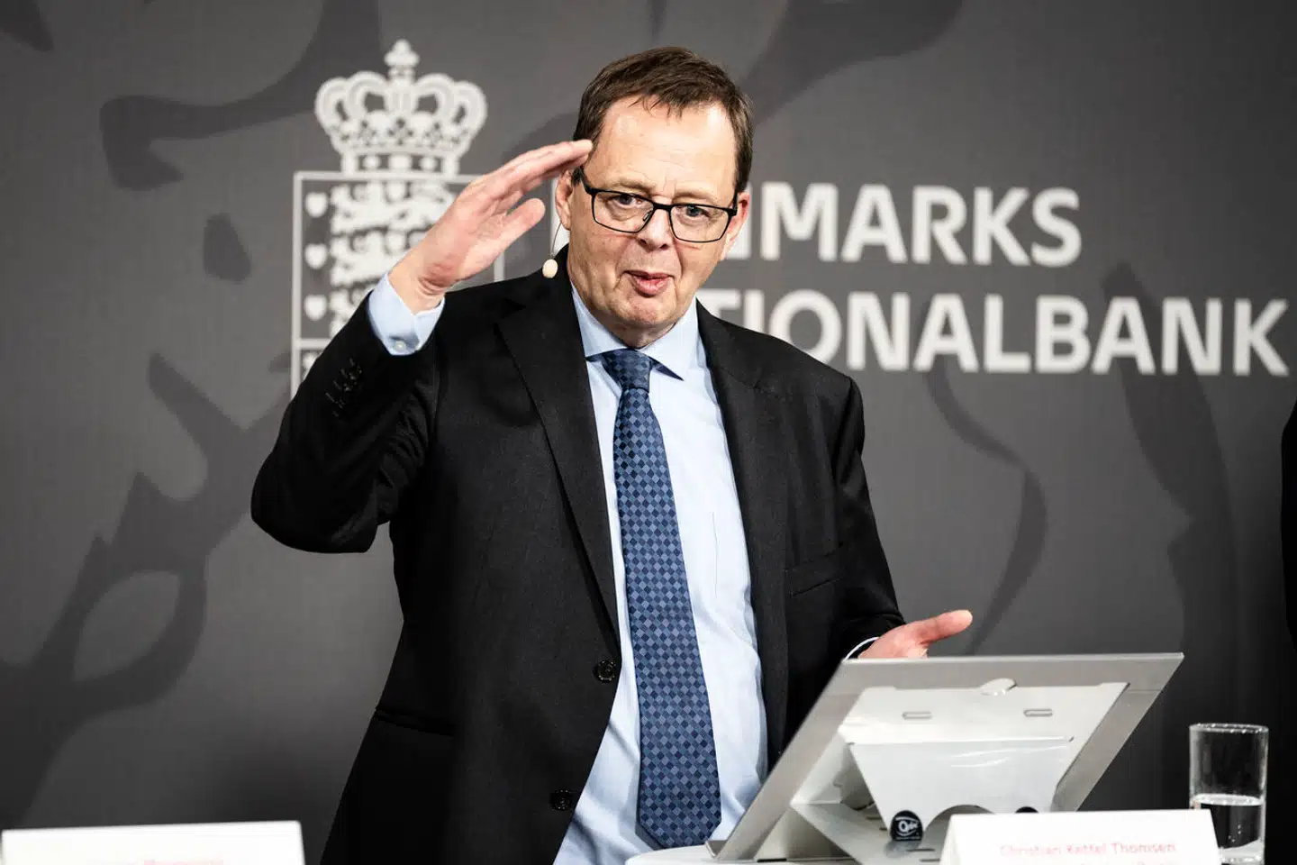 Nationalbankdirektør Christian Kettel Thomsen kløjes i forgængerens sære meldinger om renten, mener Thomas Bernt Henriksen i denne leder.