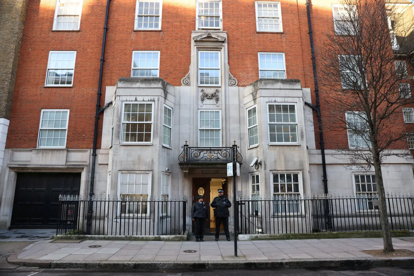 Politi stod vagt uden for den private klinik i London, hvor kong Charles fredag blev indlagt for at undergå en prostataoperation.