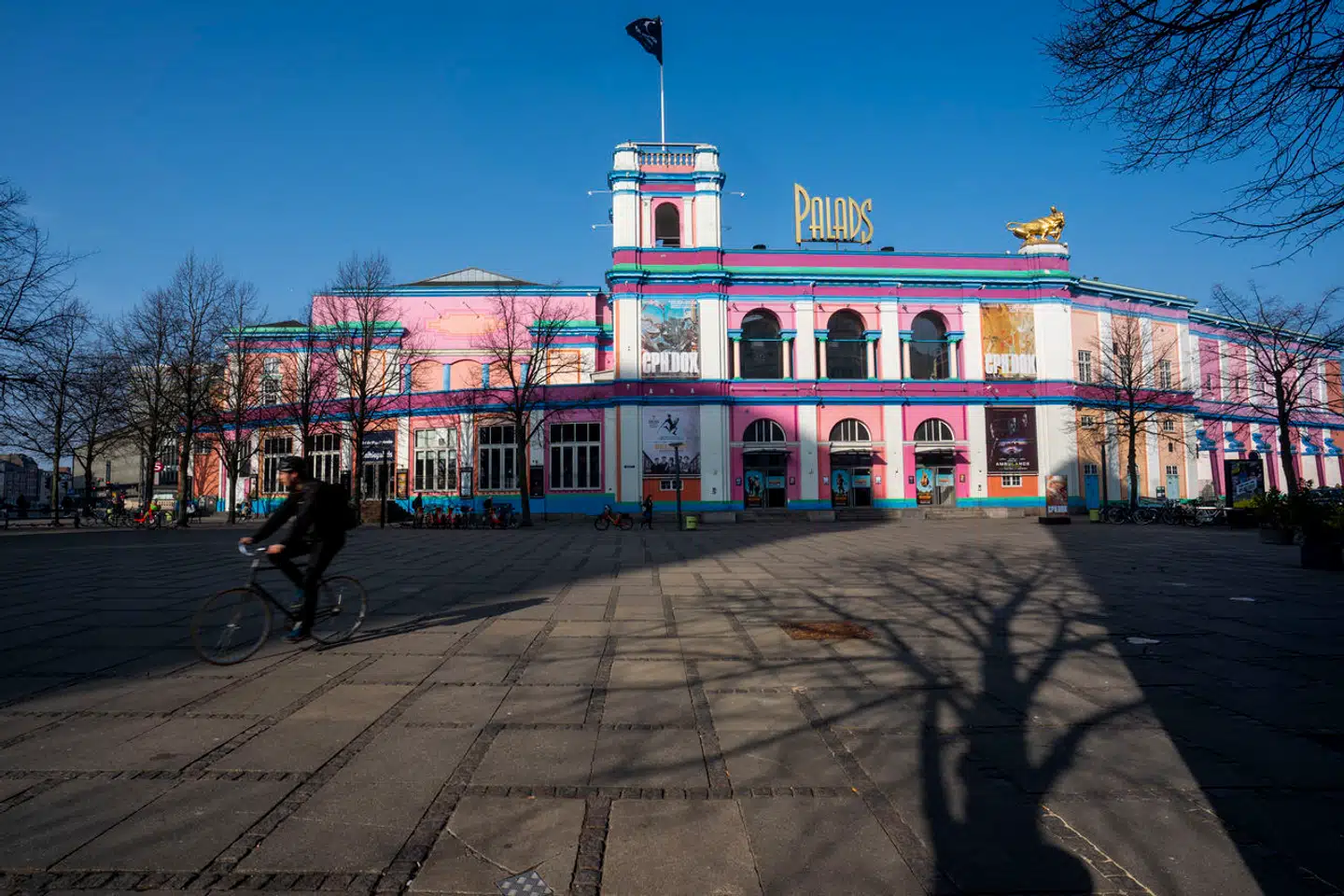 Selvom historien for Palads starter i 1911, så fik bygning først sine ikoniske farver i 1989, da Poul Gernes malede bygningen.