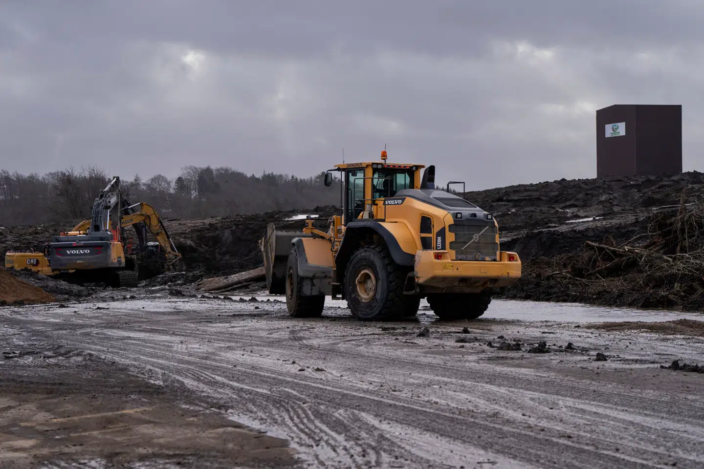 Der bliver arbejdet på højtryk med at fjerne jord fra Gammel Århusvej syd for Randers, hvor et jordskred fra Nordic Waste truer landsbyen Ølst.