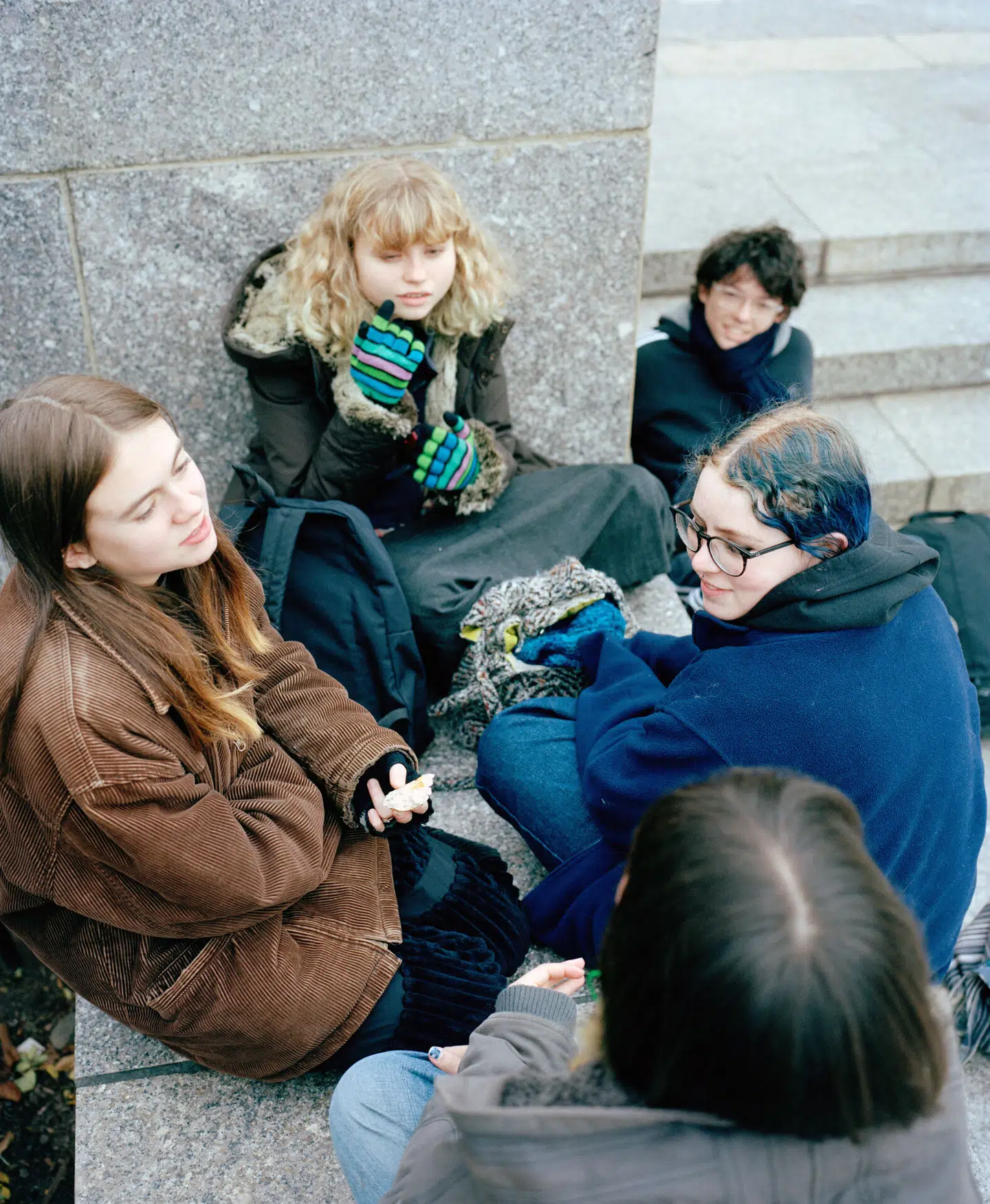 Gruppen af teenagere med klaptelefoner fra New York, der kalder sig 'Luddite Club'. Foto: Scott Rossi, The New York Times / Scanpix