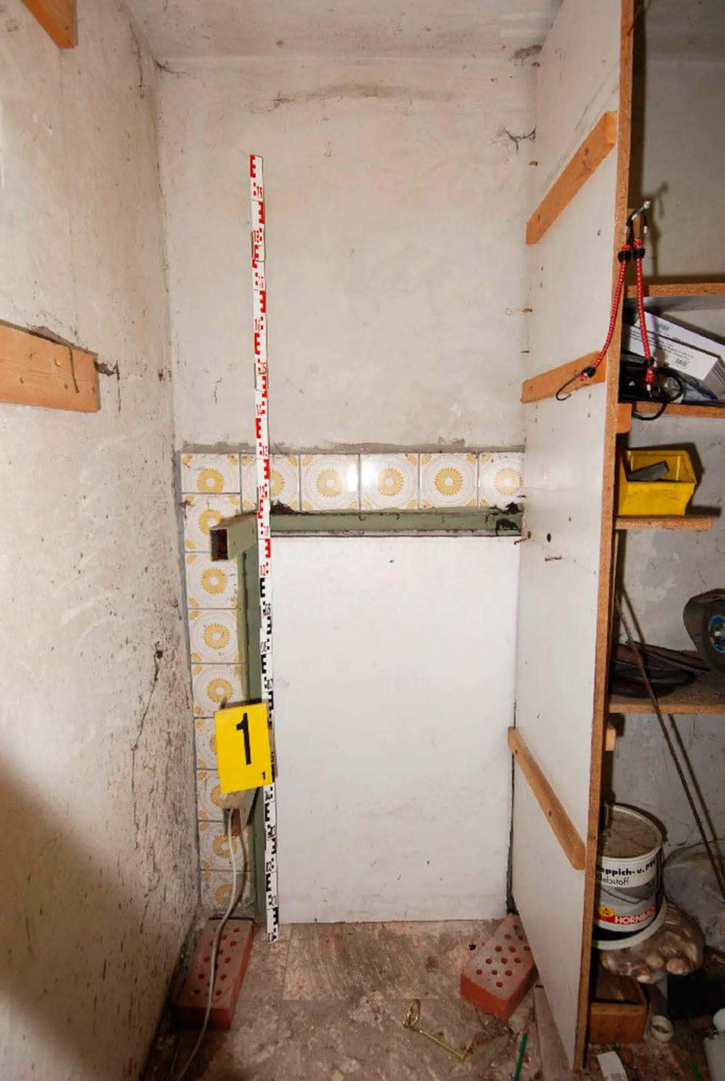 Her ses et billede nede fra den kælder, som Josef Fritzl byggede under familiens hus.