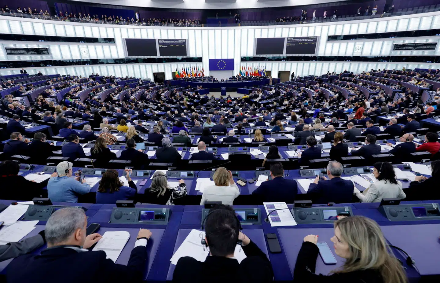 Hvis vi vænner os til, at EU forsømmer sine kerneopgaver for i stedet at gennemføre virkelighedsfjern symbolpolitik, vil det uvægerligt få danskernes tillid til unionen til at dale, mener Mads Strange.