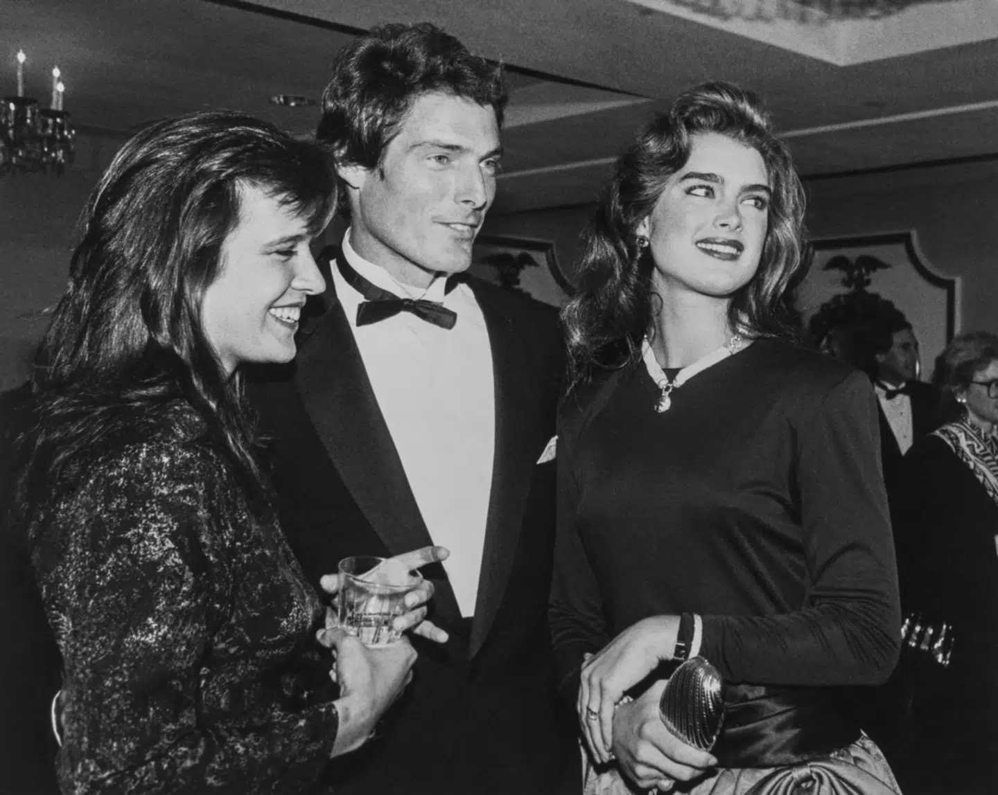 En ung Christopher Reeve før ulykken med sin kone Dana og skuespiller Brooke Shields.