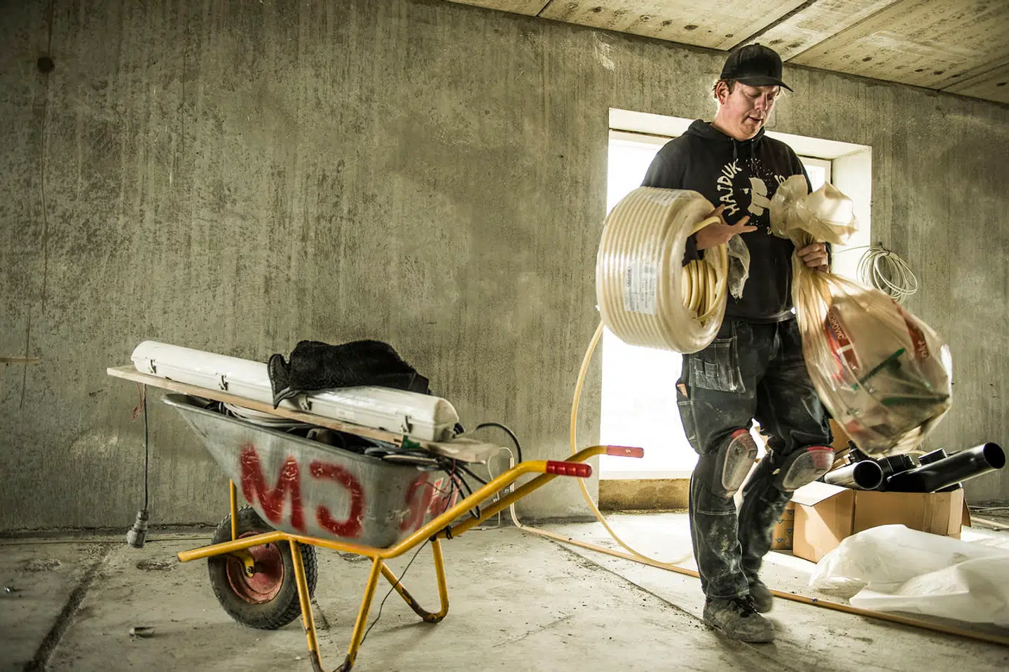 En fjerdedel af alle elektrikere tjener nu lige så meget eller mere end medianindkomsten for akademikere og andre med længerevarende uddannelse.