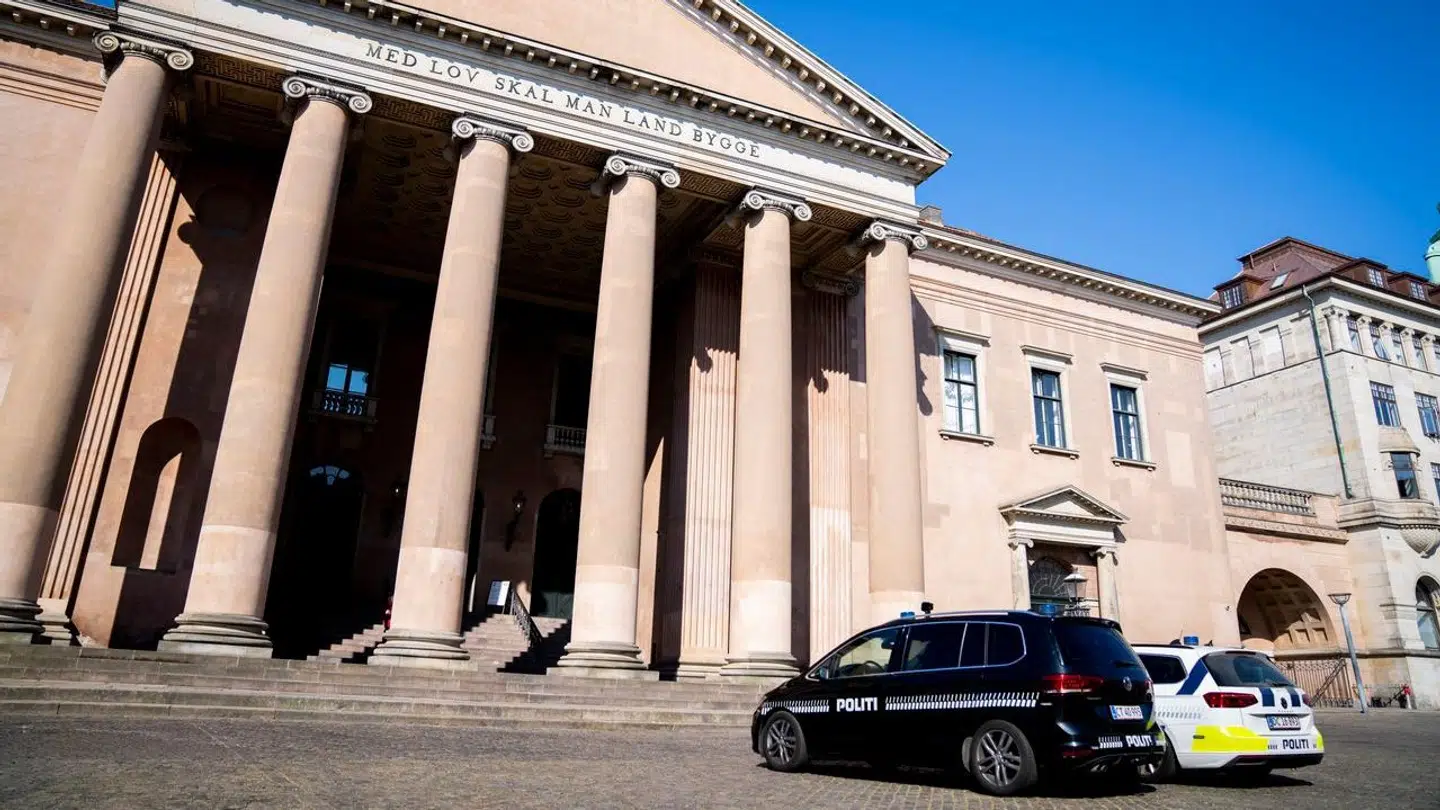 »Skal du ikke have din BH af,« blev den 14-årige pige ifølge anklageskriftet spurgt af sin 31-årige chef, inden han voldtog hende på arbejdspladsen. Straffesagen skal behandles i Københavns Byret.