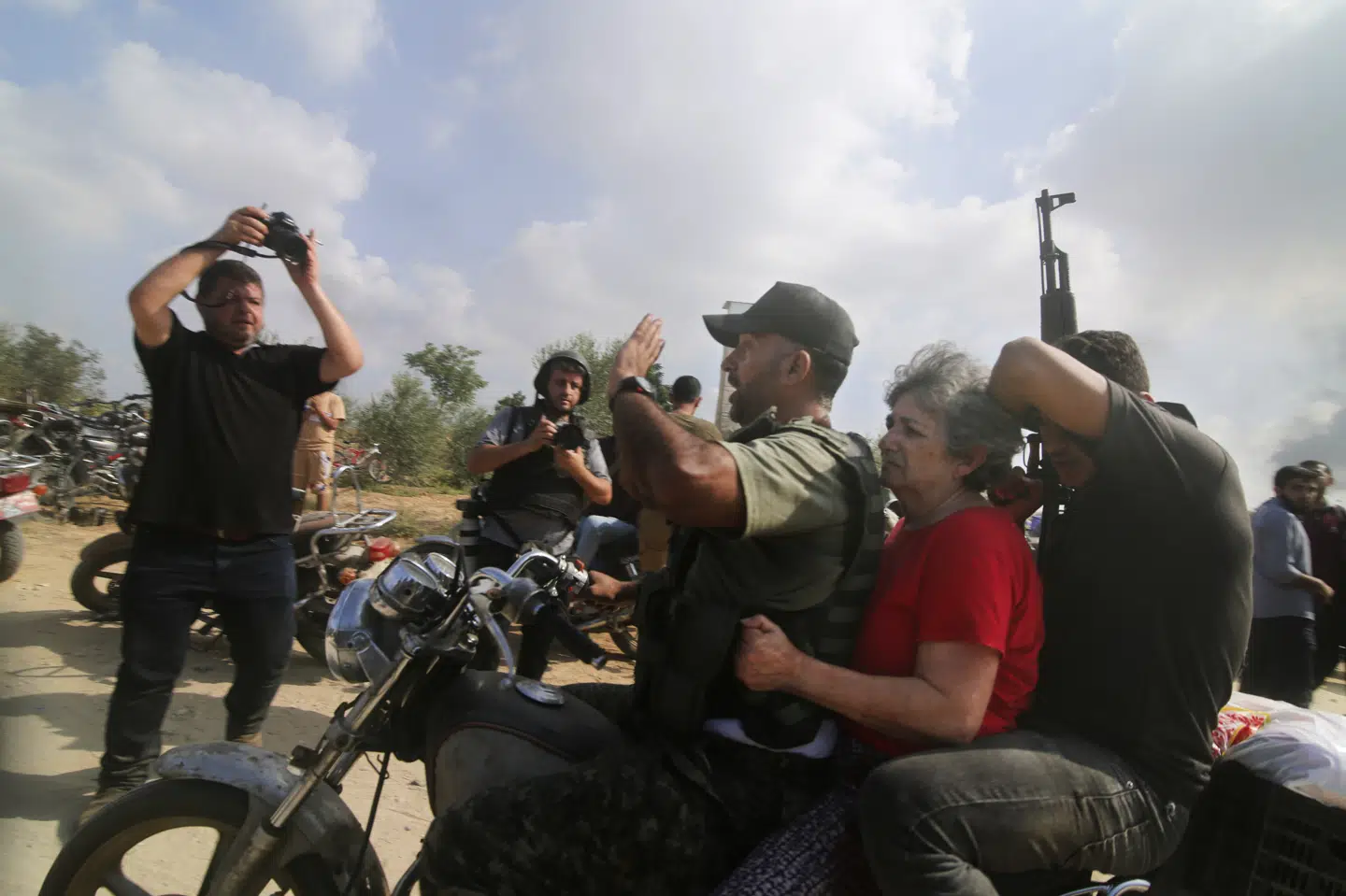 72-årige Adina Moshe blev 7. oktober taget til fange af Hamas og bragt til Gaza, hvor hun blev holdt fanget i 50 døgn. Her ses hun ved tilfangetagelsen. (Arkivfoto).