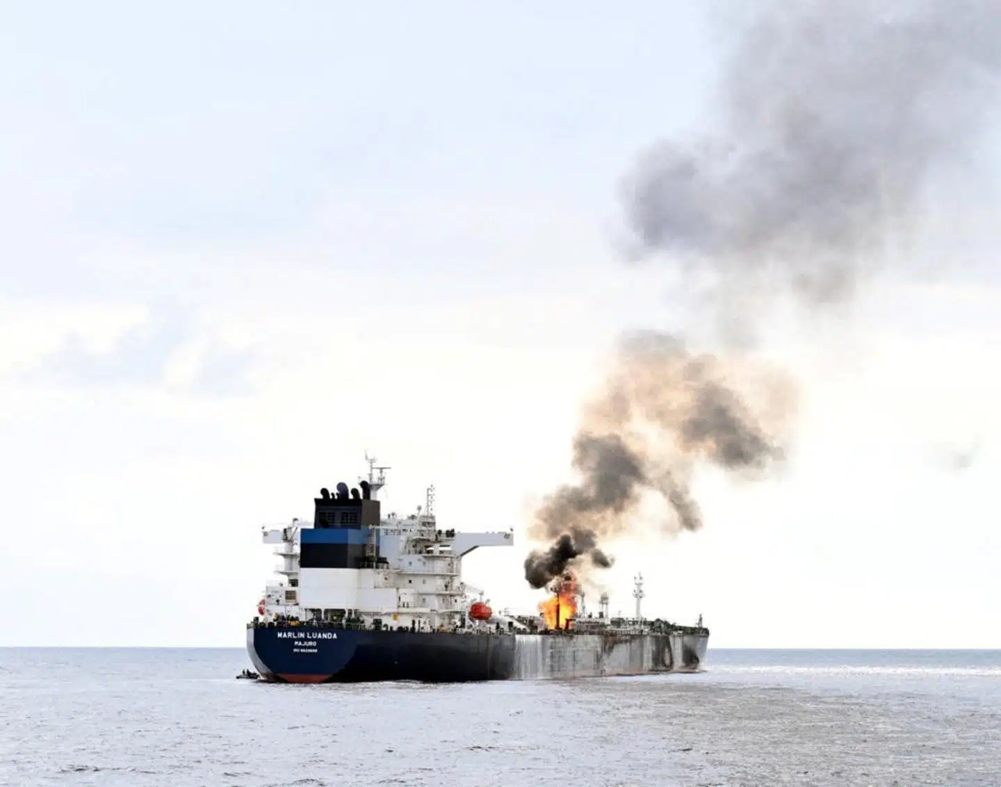 Den britiske tankskib »Marlin Luanda«, efter det blev ramt af et missil fredag.