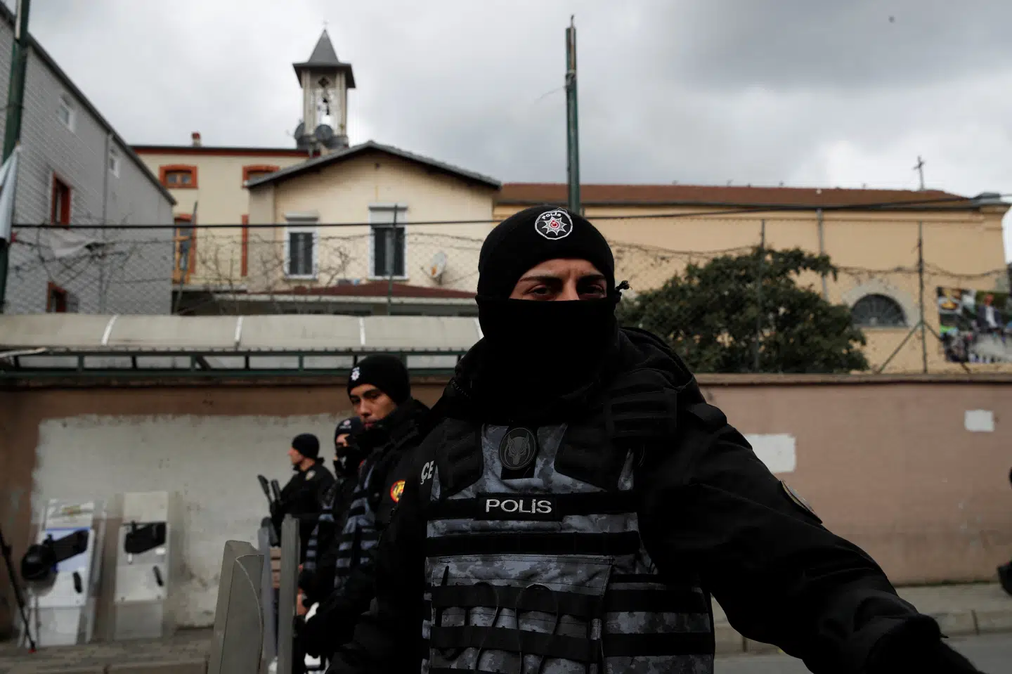 Tyrkisk politi står søndag vagt foran Santa Maria-kirken i Istanbul.