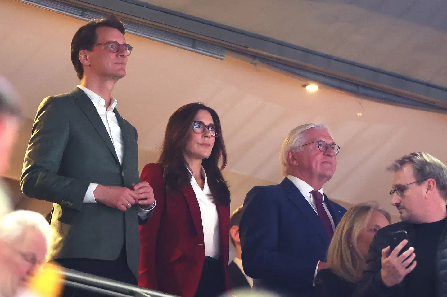 Dronning Mary overværer EM-finalen i herrehåndbold i Köln i Tyskland søndag aften sammen med blandt andre Nordrhein-Westfalens ministerpræsident, Hendrik Wuest (t.v.), og den tyske forbundspræsident Frank-Walter Steinmeier.