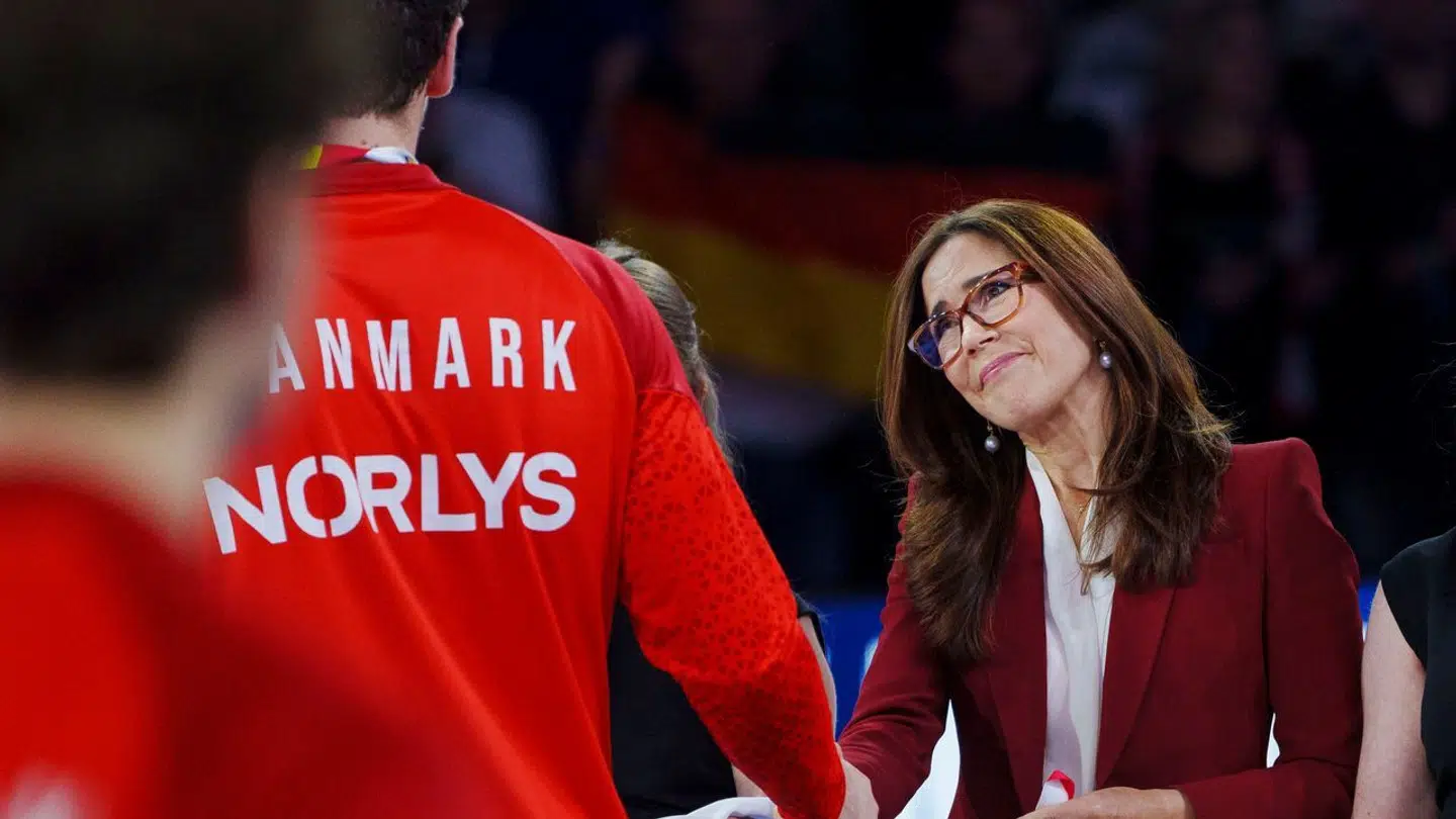 Dronning Mary viste sin medfølelse under medalje-uddelingen.
