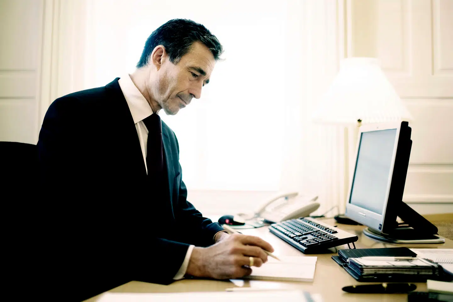 Tidligere forsvarsminister Nick Hækkerup »har ingen erindring« om, hvorvidt han er blevet orienteret om danske drab på civile i Libyen, og tidligere generalsekretær i NATO Anders Fogh Rasmussen har ingen kommentarer.