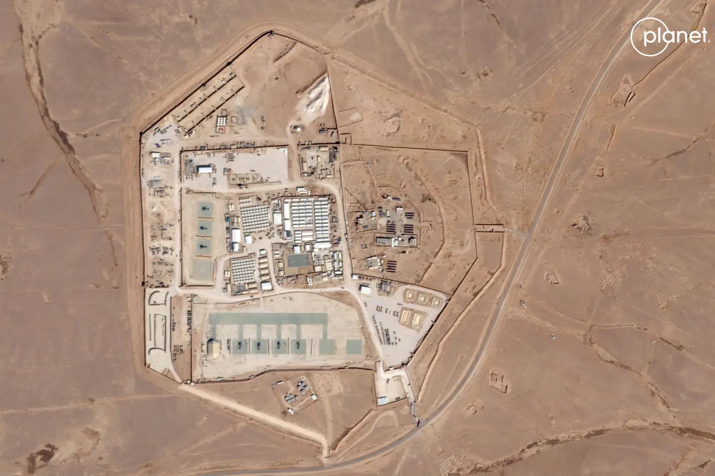 Satellitbillede af amerikansk base i Jordan. Det var denne amerikanske base i det nordøstligste hjørne af Jordan, der i weekenden blev angrebet. Tre amerikanske soldater blev dræbt og mange såret. USA siger, at proiranske grupper stod bag.