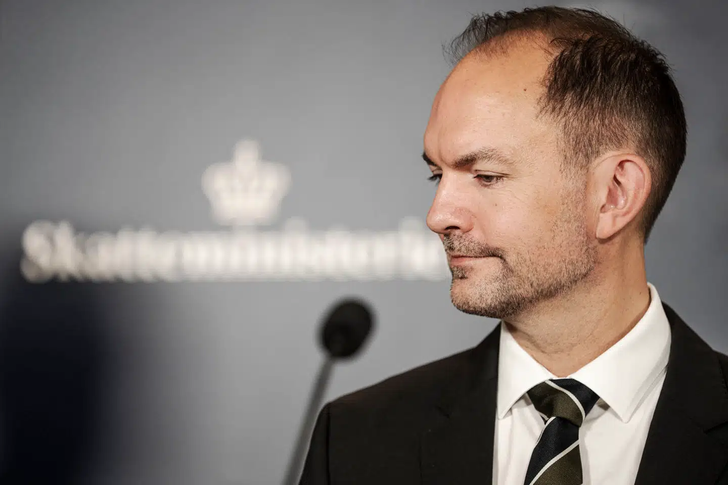 Skatteminister Jeppe Bruus (S) ser ikke noget problem i at eftergive gæld til bandekriminelle i exit-programmer, men flere partier er skeptiske.