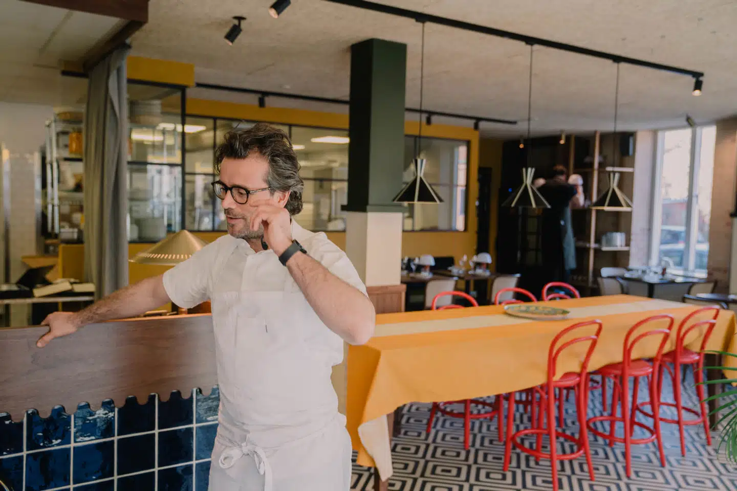 Christian Puglisi står bag restauranterne Bæst og Mirabelle. Nu sænker han priserne på restauranterne, men han er ikke vild med den ultrabillige tendens.