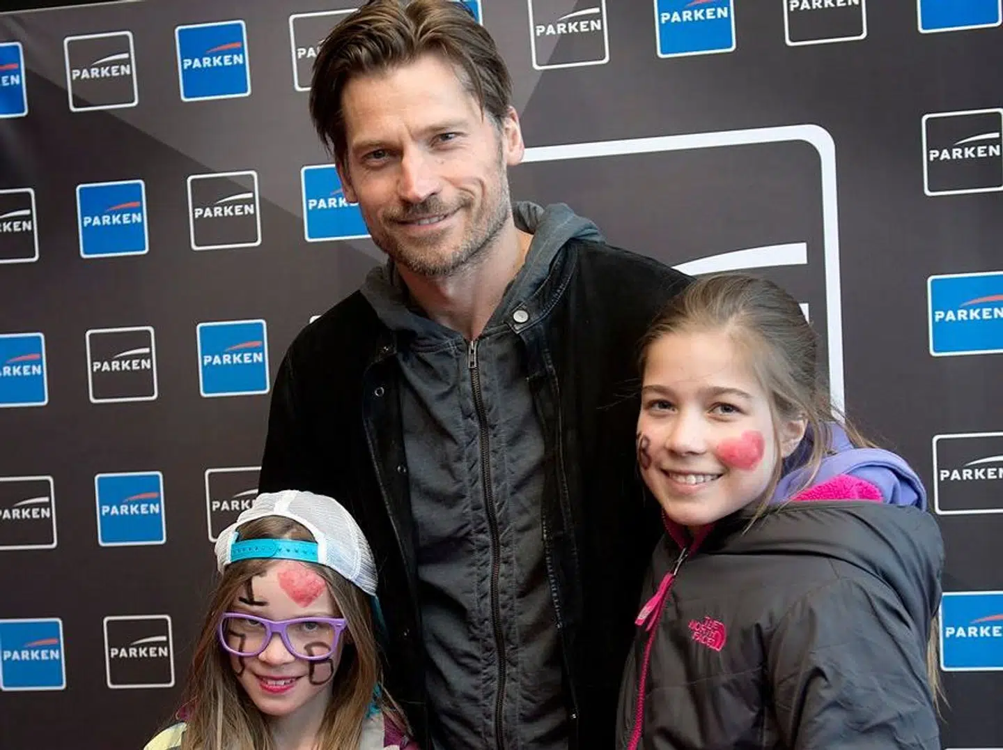 Nikolaj Coster-Waldau og døtrene Saffina og Philippa ankommer til koncert med Justin Bieber lørdag d. 20 april 2013 i Parken. (Foto: Keld Navntoft/Scanpix 2013)