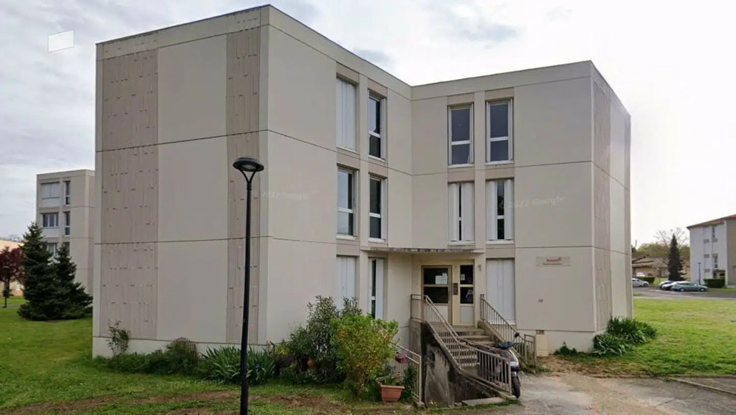 Det var i en lejlighed som denne i et kommunalt boligkompleks, at den lille dreng boede alene i hele to år.