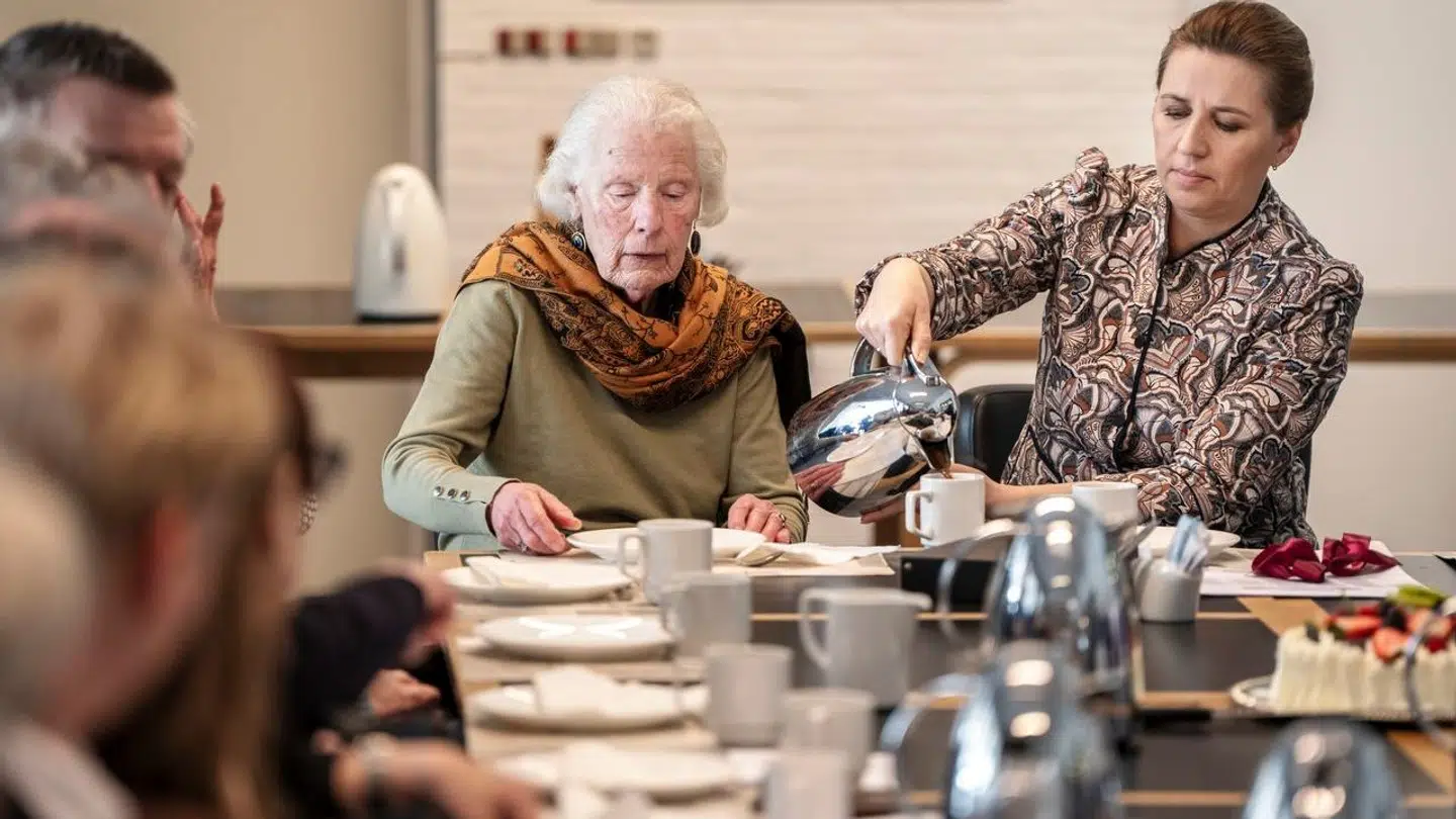 Statsminister Mette Frederiksen (S) møder besøgsvenner i Ældre Sagen på Café Svanen i Vallensbæk Idrætscenter torsdag 25. januar 2024.