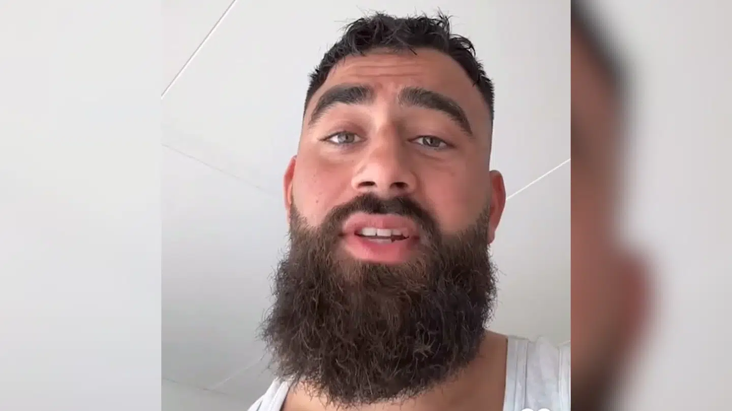 Den dømte muslimske influencer Ahmad Elchaabi – kendt som Ahmarni – er nu begyndt at missionere for islam på de københavnske gader.