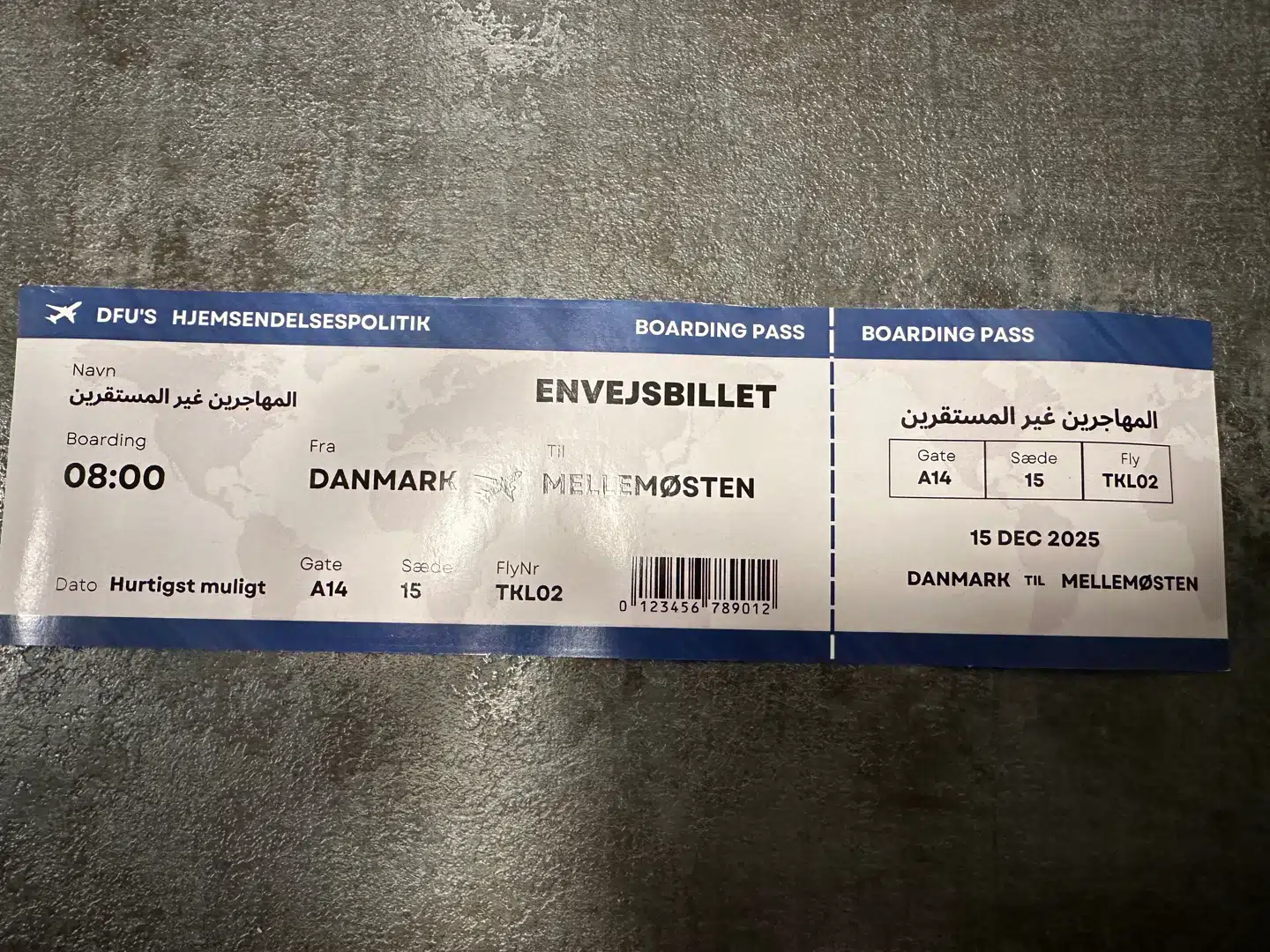 Denne flyer blev delt ud til debatarrangementer i forbindelse med skolevalget i sidste uge, hvor elever fra 8.–10. klasse skulle stemme. Ifølge Google Oversæt står der »utilpassede migranter« på arabisk på billetten.