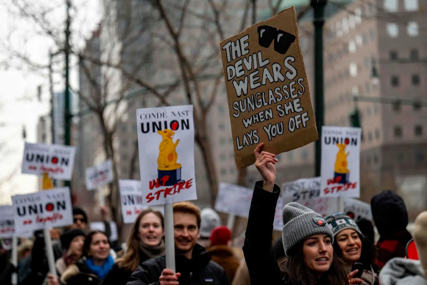 Fagforeningsmedlemmer blandt medarbejderne nedlagde arbejdet i 24 timer. Skiltet ironiserer over netop »The Devil Wears Prada«. Der står »djævlen har solbriller på, når hun fyrer dig«.