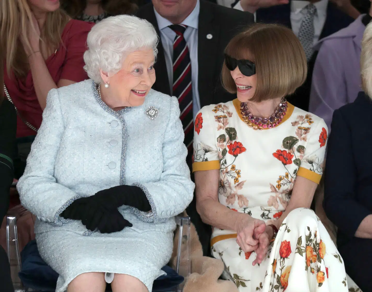 Da Wintour mødte dronning Elizabeth ved et modeshow forblev solbrillerne på. Ifølge Business Insider, så tog Wintour dog solbrillerne af, da hun blev slået til ridder af dronningen i 2017.