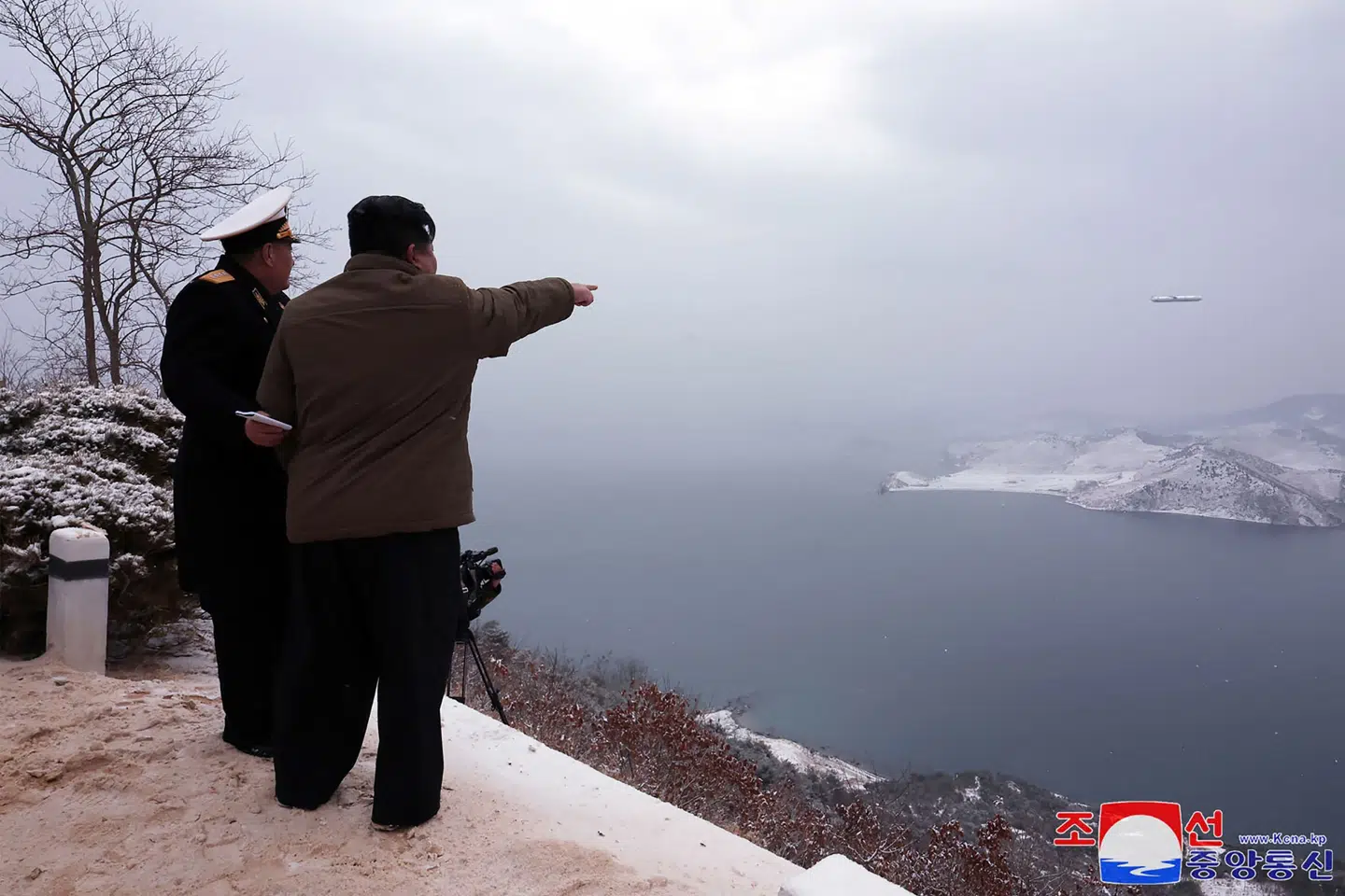 Den nordkoreanske leder, Kim Jong-un, følger på billederne offentliggjort af det statslige nordkoreanske nyhedsbureau KCNA angiveligt med i missilaffyringerne den seneste uge. Ifølge KCNA er billedet her taget 28. januar.