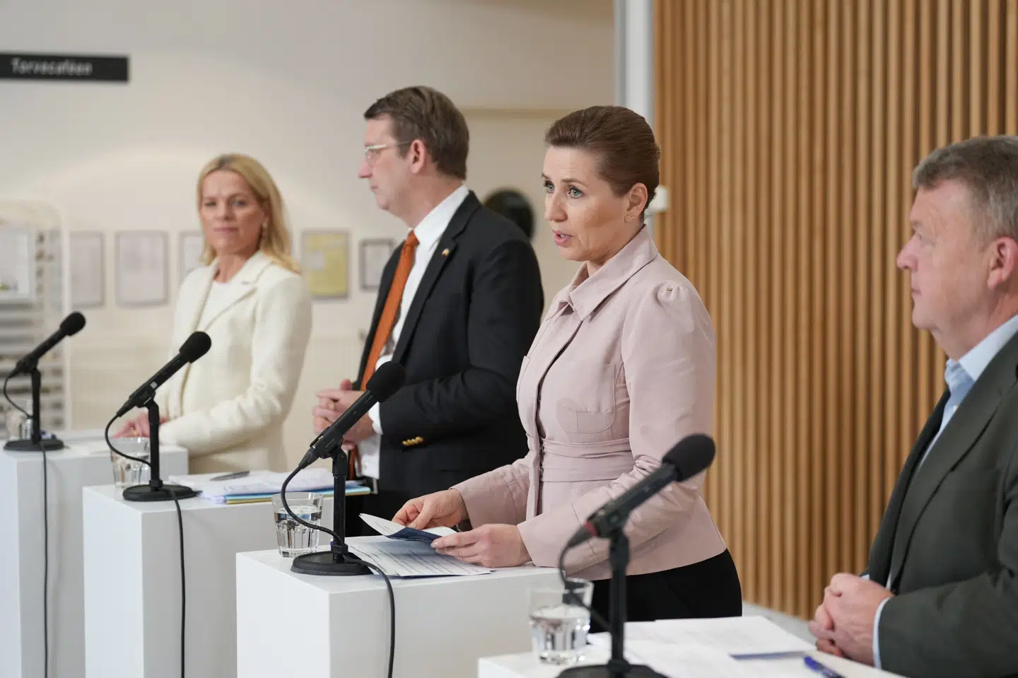 Regeringstoppen præsenterede tirsdag sit udspil til en ældrereform, hvor der skal saneres i dokumentation og tilsyn til fordel for mere borgernær omsorg og mere frit valg.
