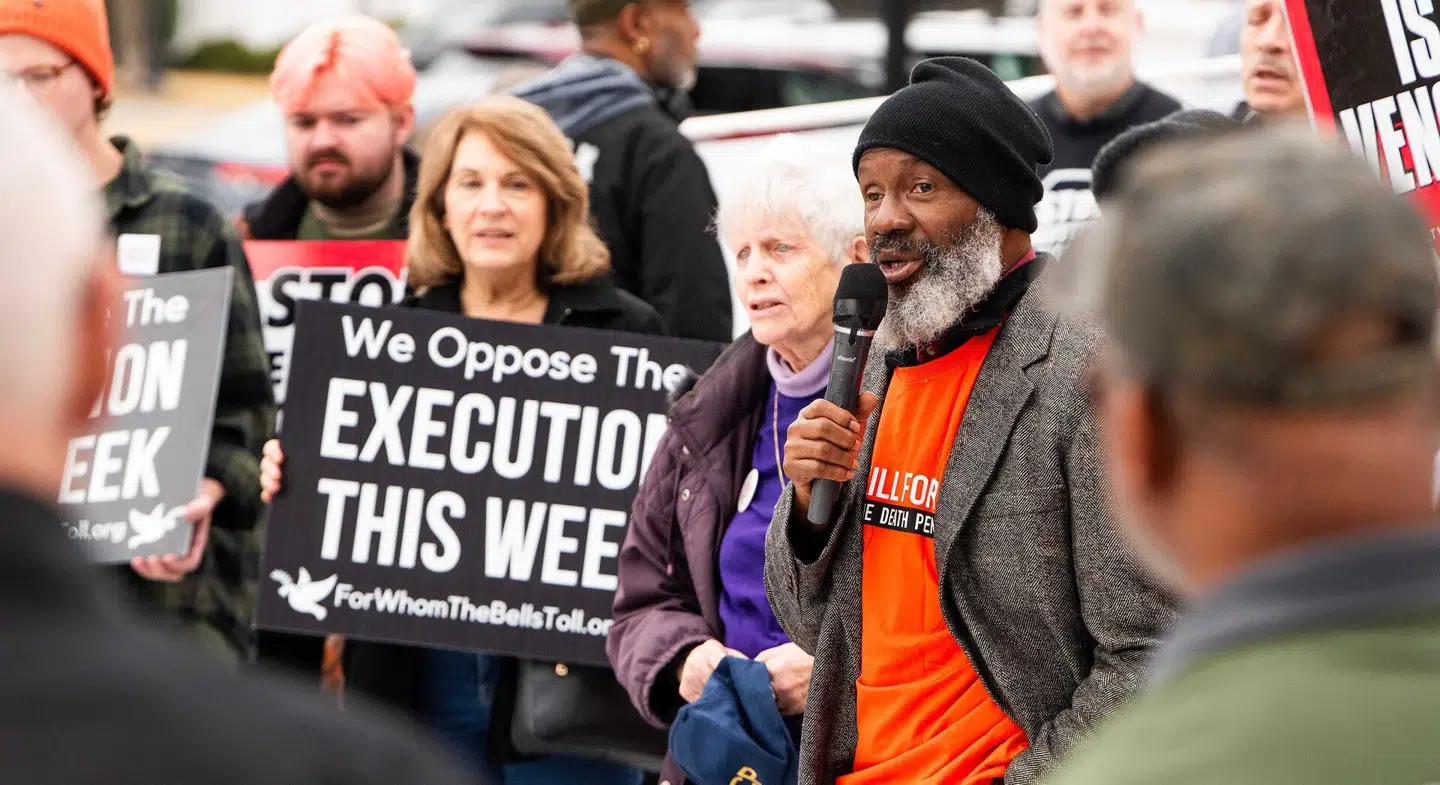 I dagene op til henrettelsen af Kenneth Eugene Smith samledes demonstranter foran regeringsbygningen for at appellere til Alabamas guvenør om at omgøre beslutningen. Foto: Mickey Welsh, USA Today Network, Scanpix.