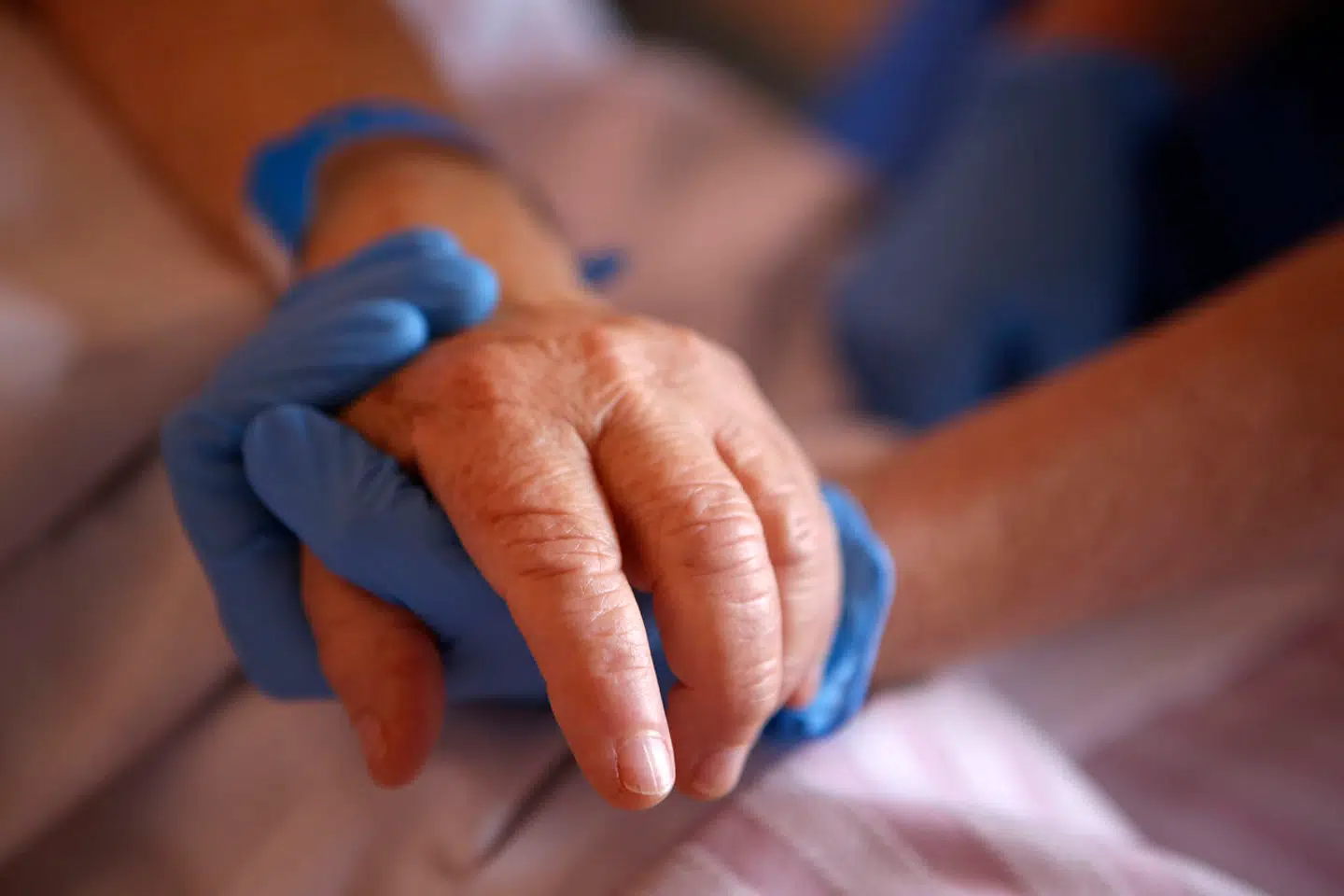 Hvilket signal sender vi til handikappede, ældre og syge? Hvis du taber værdighed, så er det bedre, at du dør, og vi vil gerne dræbe dig. Skriv under her, og du kan komme på aktiv-dødshjælp-samlebåndet, det går utroligt hurtigt, og du mærker ingenting. Sådan skriver Kristoffer Marså og Martin Schultz, begge cheflæger.