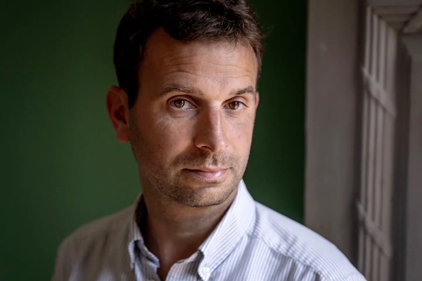 Den stigende mistrivsel rammer børn og unge i alle samfundslag, men børn og unge med lav socioøkonomisk baggrund har større risiko for at mistrives, står der i kommissoriet for Trivselskommissionen, som Rasmus Meyer står i spidsen for.